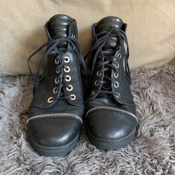 STUART WEITZMAN Women's ZIPIT Black Leather Ankle Booties Zipper Accents Sz 9.5M - Picture 1 of 8